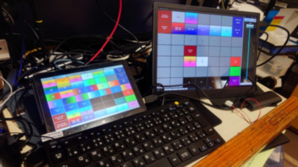開発中の PIPO とキーボード・外部モニタ